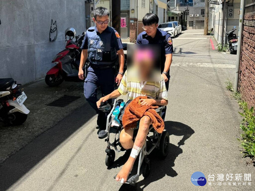 7旬老翁電動輪椅拋錨路中 平鎮員警援助平安返家