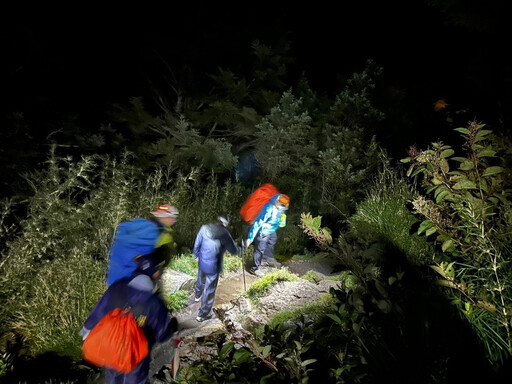 玉山東峰山友遭雷擊 消防隊員緊急救援下山就醫