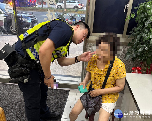 老嫗騎單車不慎自摔 三重警見狀迅速伸出援手