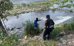 與急流賽跑！鳳凰颱風逼近 烏日警力守烏溪沿岸勸離釣客保命
