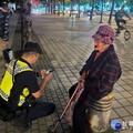 八旬老婦寒夜走失徬徨 板橋暖警助平安返家