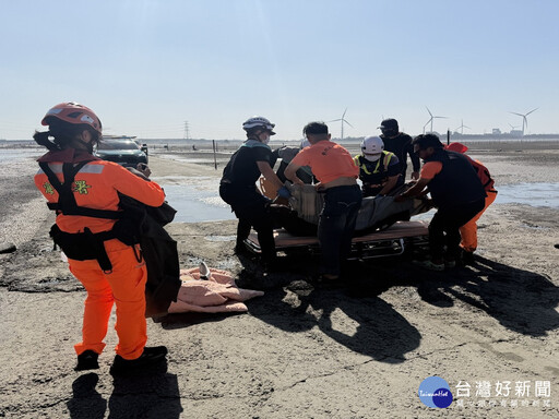 海尾蚵道民眾落海 海巡空勤消防救難協會聯合救援