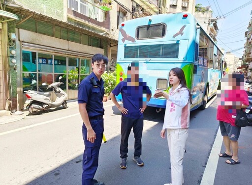 公車拋錨路中阻交通｜基警烈日協助排除、巧遇正妹議員暖心打氣！