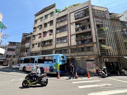 公車拋錨路中阻交通｜基警烈日協助排除、巧遇正妹議員暖心打氣！