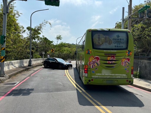 小客車與營大客車擦撞｜基二警迅速疏導交通