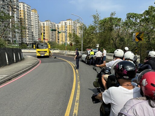 小客車與營大客車擦撞｜基二警迅速疏導交通