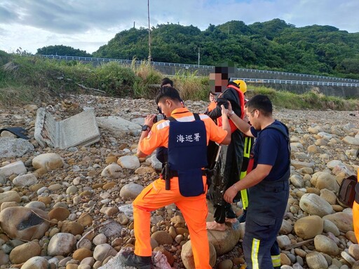 陸男林口海岸偷渡投案｜海巡署救護車送醫治療