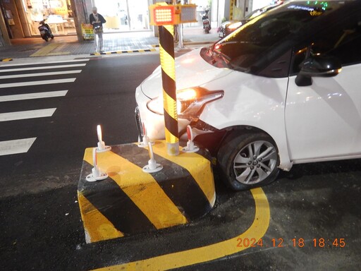 台中進化北路行人庇護島再釀車禍｜車輛左轉頻撞設施 引發「安全」疑慮