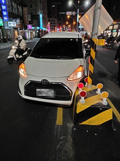 台中進化北路行人庇護島再釀車禍｜車輛左轉頻撞設施 引發「安全」疑慮