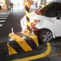 台中進化北路行人庇護島再釀車禍｜車輛左轉頻撞設施 引發「安全」疑慮