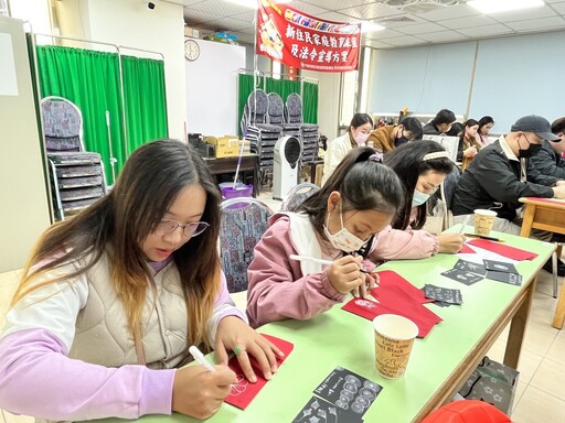 手繪金蛇迎新春丨苗栗移民署邀新住民學纏繞畫同樂