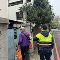 77歲老翁徘徊街頭｜警化身救星護送返家