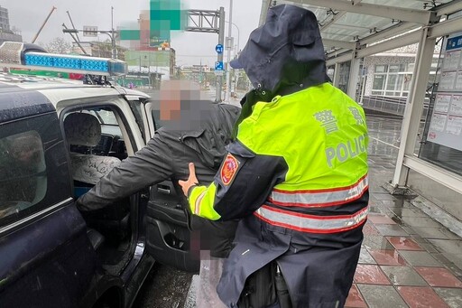 南港警暖舉助人足感心|協助欲登山迷途老翁返家!