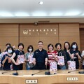 警職家庭兩頭忙 三重警暖贈面膜表敬意