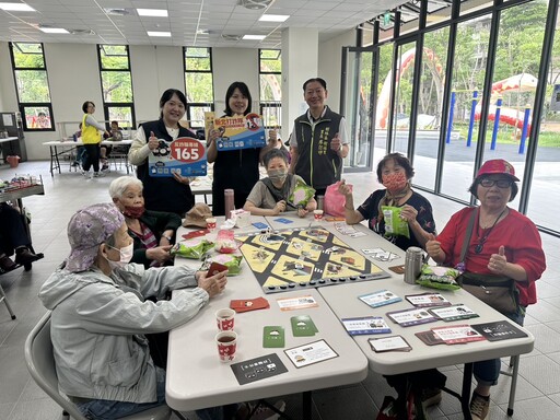 長輩防詐升級!樹林警聯手國泰推桌游「乖乖聯名包」創意宣導