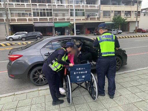 「攙扶輪椅考生」返家! 暖心警一舉一動寫下最溫柔執法篇章