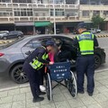 「攙扶輪椅考生」返家！ 暖心警一舉一動寫下最溫柔執法篇章
