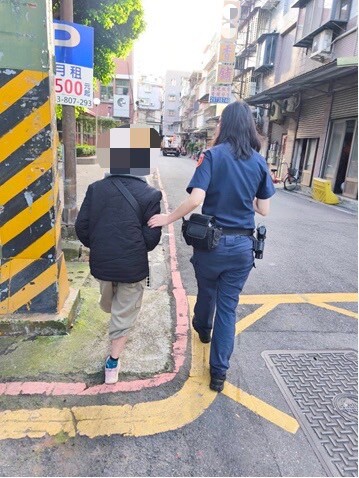 警民合作愛心接力 三重警護送迷途長者平安返家