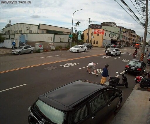 婦人馬路驚見「鈔票捆」警鍥而不捨3天尋回失主