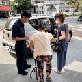 走失阿嬤苦坐街頭 警「一句話」破冰助返家