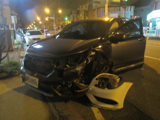 深夜進化北路四車連環擦撞 警籲駕駛減速慢行