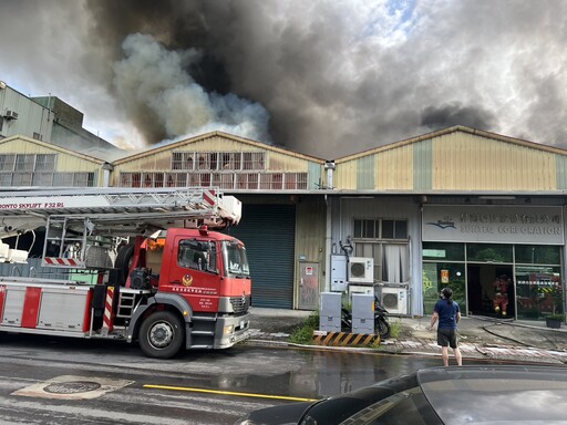 八里鐵皮工廠清晨竄黑煙 延燒五廠警、消急搶救