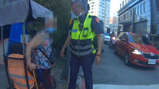 八旬老婦代步車夜間沒電受困! 北屯警「溫情護送返家」獲家屬感激