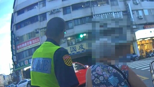 八旬老婦代步車夜間沒電受困! 北屯警「溫情護送返家」獲家屬感激