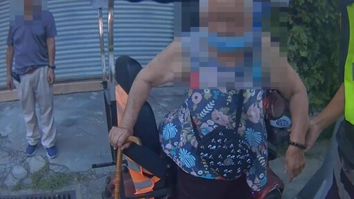八旬老婦代步車夜間沒電受困! 北屯警「溫情護送返家」獲家屬感激