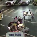 88歲婦人突倒路中 下班三重警化身守護天使即刻救援