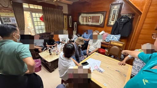賭客午休聚賭落網!岡山警方突襲民宅逮15名天九牌賭徒