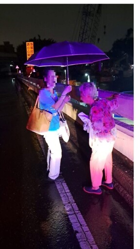 迷途失智老婦雨中徘徊 士林警耐心護送回家