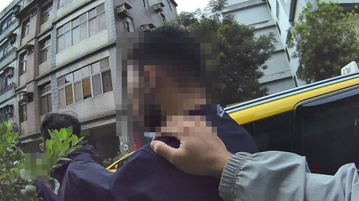 婦人百萬退休金險遭詐 休假警超商巧遇即時攔阻