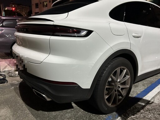 車毀線裸怒火中燒！ 警靠「一動作」揪出撞人保時捷