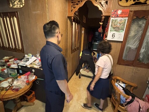 老婦中風無力求援！基二警破門即時救援