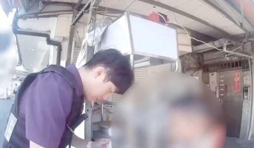 男孩迷途心慌佇立路邊 幸有南港警窩心助返家！