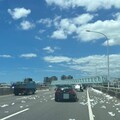 台74 線衛生紙飛散！烏日警即刻疏導、清理順暢車流