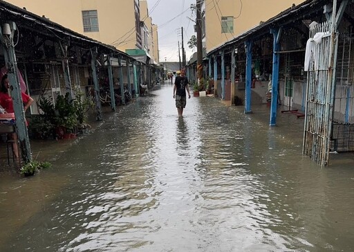 大雨重創南台灣街道積水如河 志工冒雨分送物資