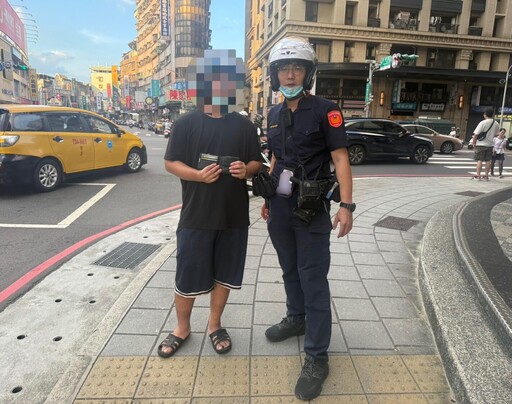 三重警尖峰時段護車流 伸援手助騎士撿回遺失錢包