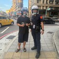 三重警尖峰時段護車流 伸援手助騎士撿回遺失錢包