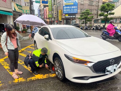 東勢另類出勤秀技能 警成功排除民眾行車危機