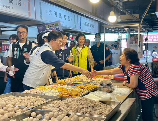 藍白攜手市場掃街 林思銘籲823團結反惡罷、守護家園