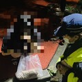 深夜街頭淋雨爆哭 女警蹲身傾聽暖化女子心