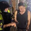 男子忘帶鑰匙雨中徬徨 三重警暖心協助返家