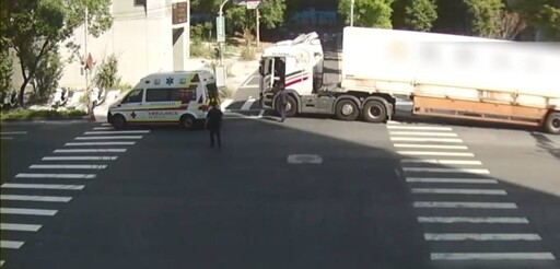 聯結車駕駛突發昏厥 蘆洲員警與熱心民眾合力救援