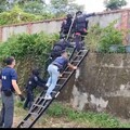 苗栗山區翻牆攻堅 新北刑大偵五隊破獲販毒集團 68歲老藥頭落網