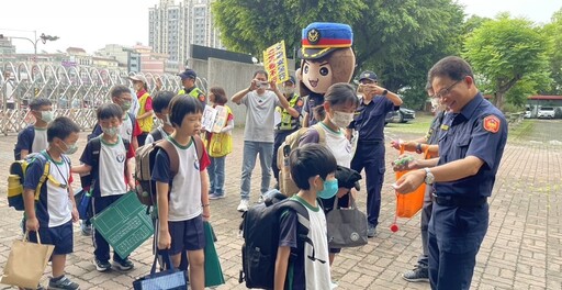 開學日車潮湧現 警三分局用行動守護上學路