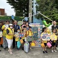 擊掌、送燈、宣導全到位 警察陪伴孩子快樂迎新學期