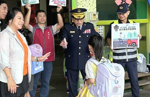 開學首日交通安全第一 南港警到校護學生平安!