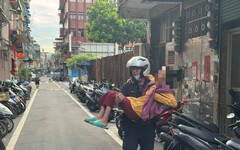 迷途老嫗困正義北路店家 三重警暖心護送返家